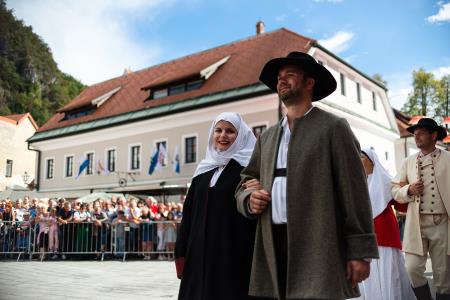 Izjemen obisk zaznamoval 50. Dneve narodnih noš in oblačilne dediščine v Kamniku (Blaž T. Muc)  (52)